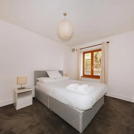 Exhilarating 2bd Flat With Outdoor Patio Dublin! דירה
